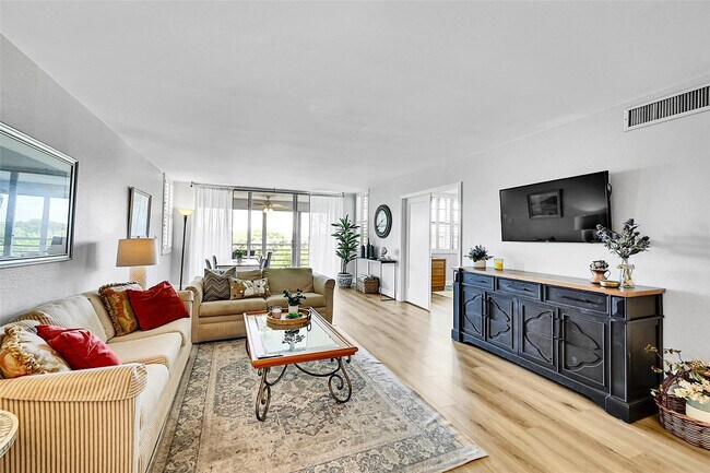 Building Photo - 4020 W Palm Aire Dr