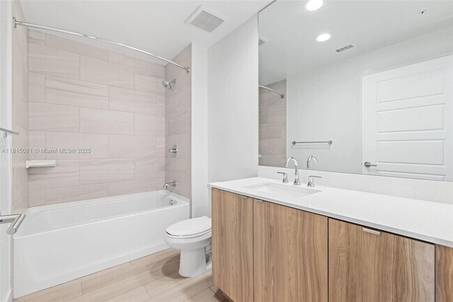 Building Photo - 555 NE 8th St