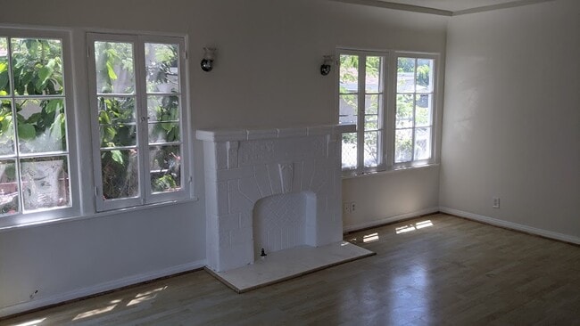 Building Photo - 2213 Carmona Ave