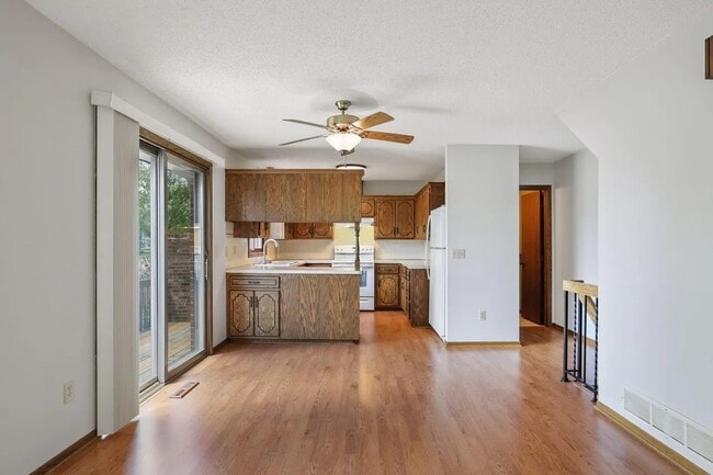 Building Photo - 1411 10th Ave E