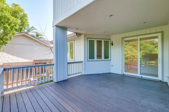 Building Photo - Large 3,767 sqft home on a 10,000 sqft lot- 2 bed located on 1st floor w/ separate entrance - Top...