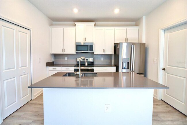 Building Photo - 11425 Listening Dr