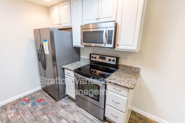 Building Photo - 427 W Pontiac Dr