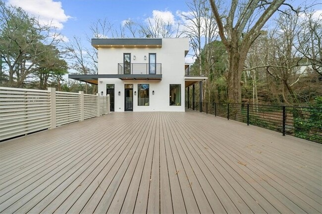 Building Photo - 942 Peachtree Battle Cir NW