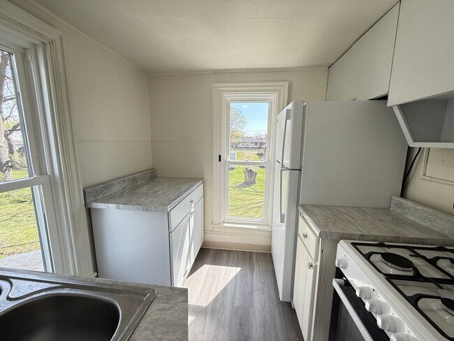 Building Photo - Freshly Renovated 1-Bedroom-Convenient Loc...