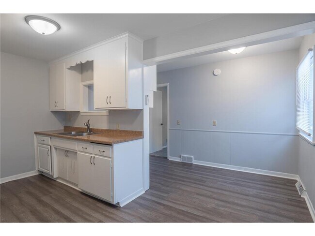 Building Photo - 5048 N Girard Ave