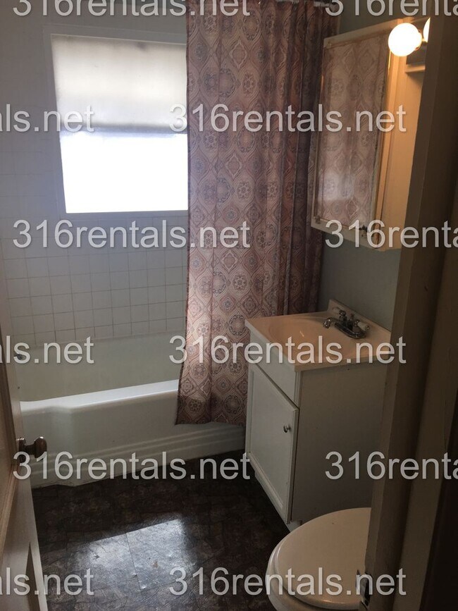 Building Photo - 704 N High St