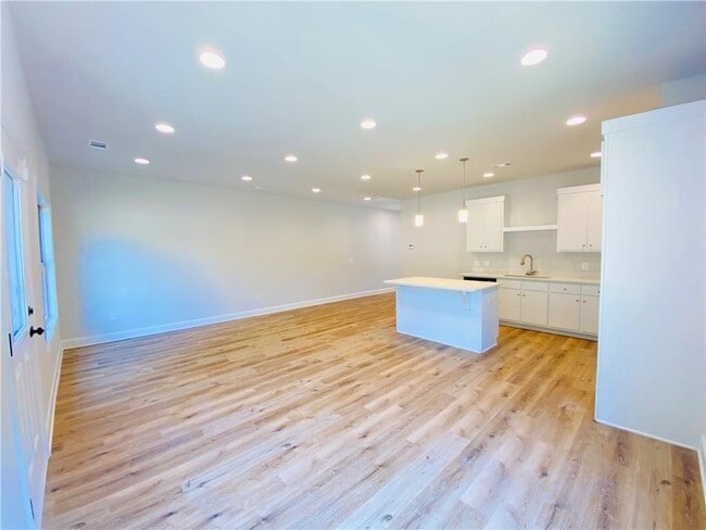 Building Photo - 1089 N Village Dr