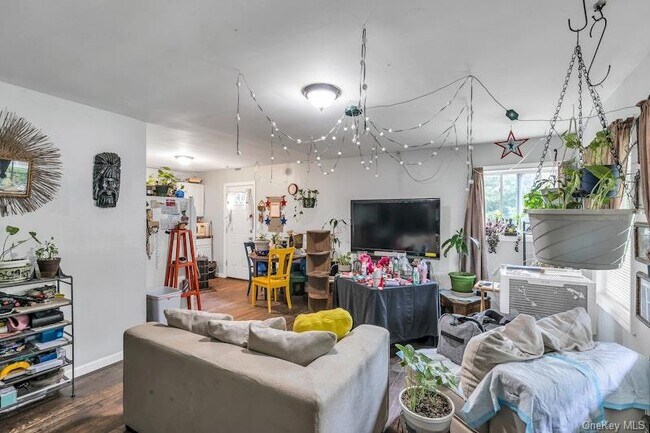 Building Photo - 13 Carr Ln