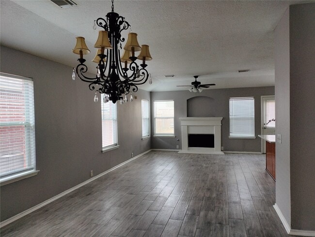 Building Photo - 14930 Sugarhollow Dr