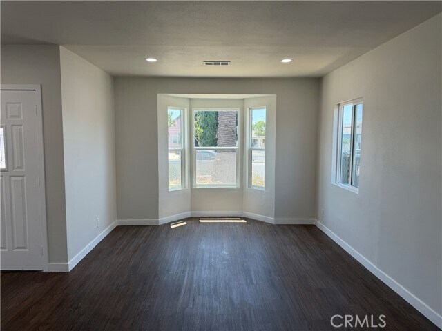 Building Photo - 1327 W 89th St