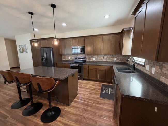 Building Photo - Awesome 4Bed 3Bath Home in Watertown!