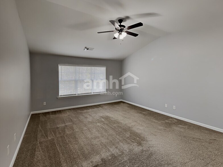 Building Photo - 633 Lincolnwood Ln