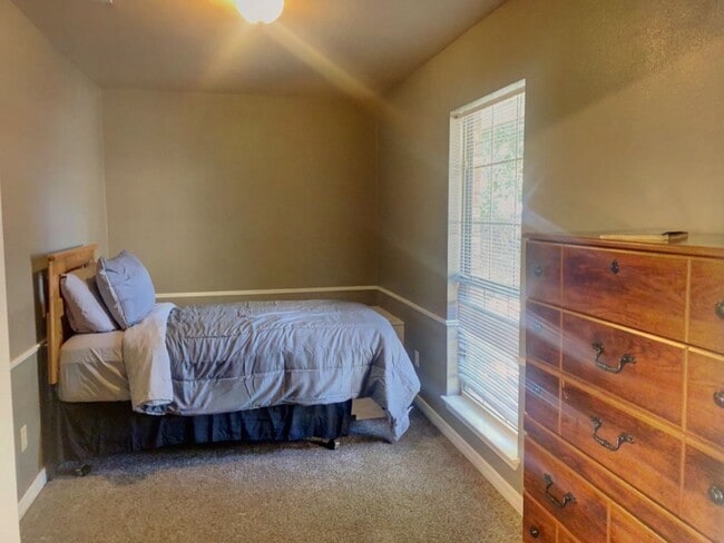 Building Photo - RENTAL Fully Furnished 4 bedroom home