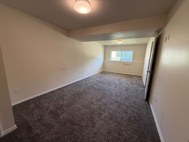 Building Photo - Beautiful 4 Bedroom!