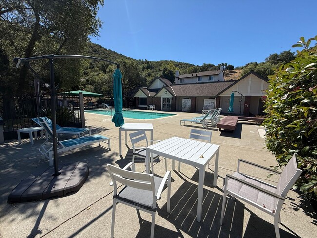 Building Photo - UPPER END UNIT TWO BED / TWO BATH CONDO IN...