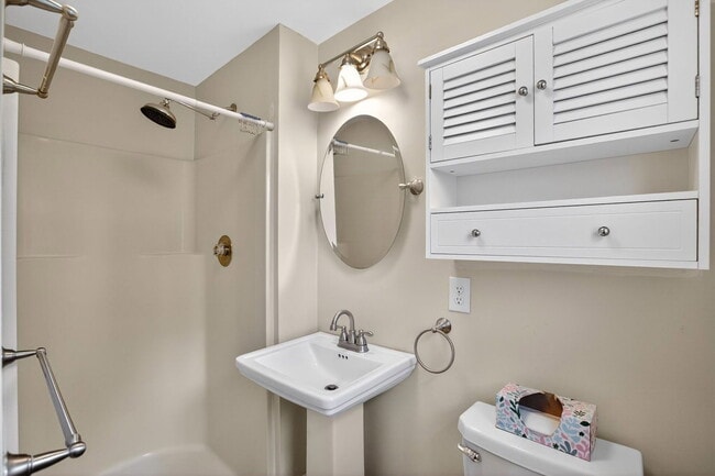 Building Photo - 915 Crystal Rock Rd