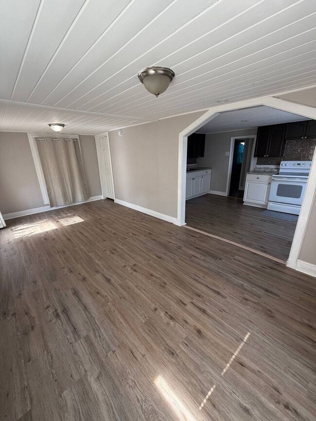 Building Photo - Charming 2 bedroom, 2 bathroom home