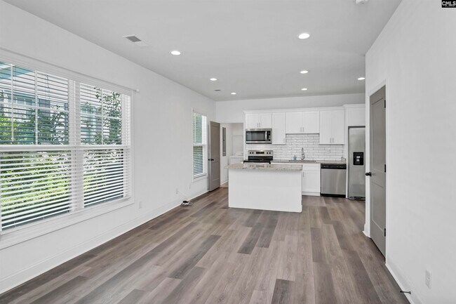 Building Photo - 2035 Rosewood Dr
