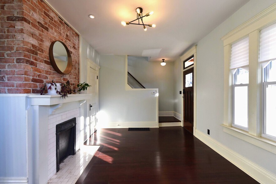 Building Photo - 240 E Duncan St