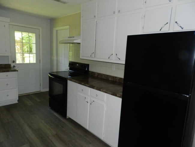 Building Photo - 204 Dyer Dr