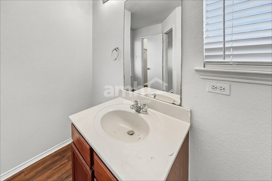 Building Photo - 2014 Kingsbridge Dr