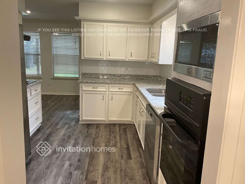 Building Photo - 4018 Pecan Knoll Dr