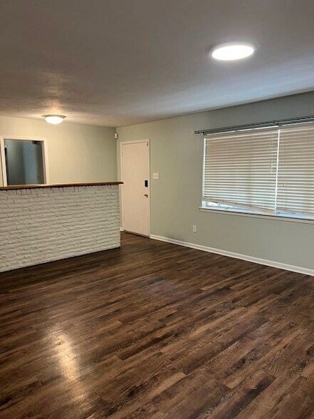 Building Photo - 2501 White Oak Ln