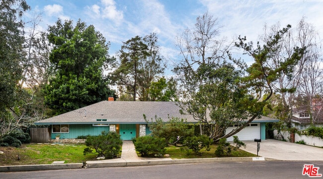 Building Photo - 3151 Oakdell Ln