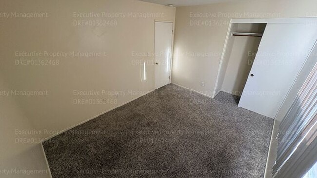 Building Photo - 4 bedroom 2 bathroom split wing home in North Bakersfield