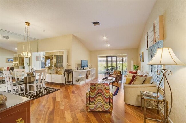 Building Photo - 5051 Pine Dr