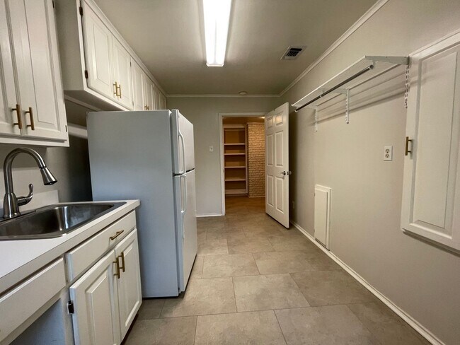 Building Photo - AVAILABLE NOW --3 BEDROOM 2 BATH HOME IN T...