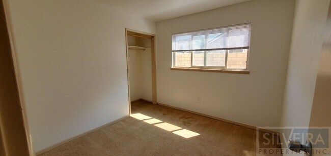 Building Photo - A Comfortable Home awaits the right Tenant!