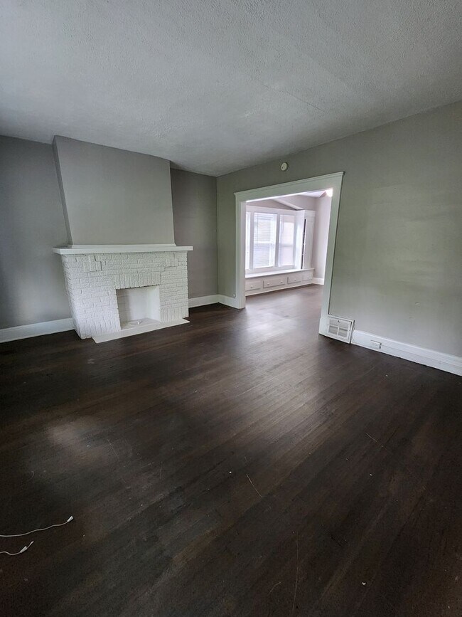 Building Photo - Spacious 2 Bedroom Available