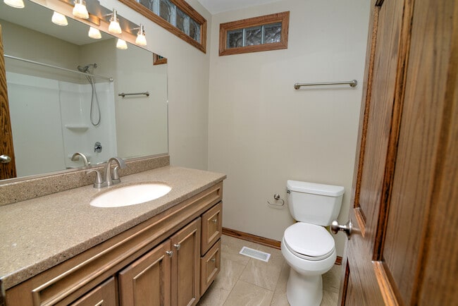 Building Photo - 1070 Center Dr