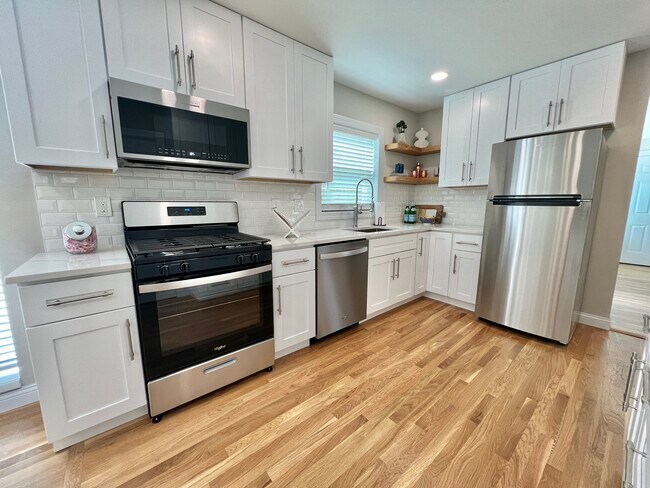 Building Photo - 417 Wenneker Dr