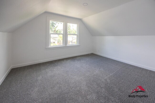 Building Photo - 542 NE Brazee St
