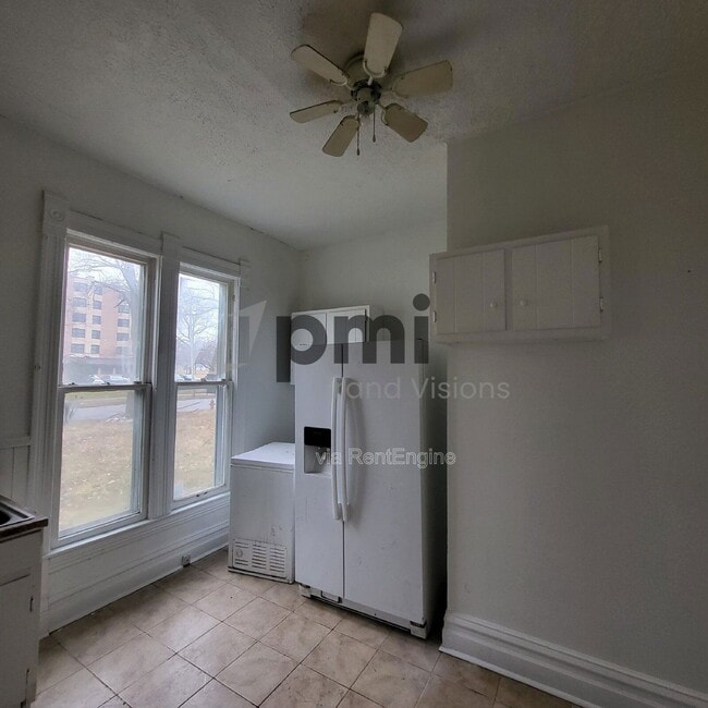 Building Photo - 895 W Leafland Ave