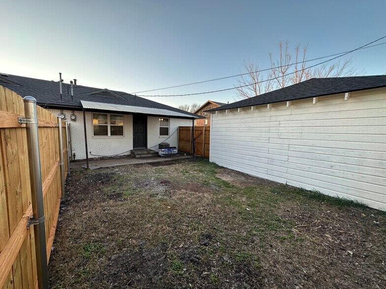 Building Photo - 2322 Meadow Ln