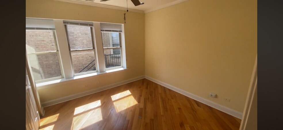 Building Photo - 6937 N Oakley Ave