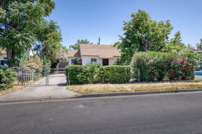 Building Photo - 3518 E Clay Ave