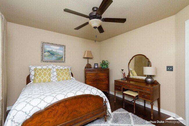 Building Photo - Georgeous 3 bedroom 2 bath home with SOLAR  and a view!