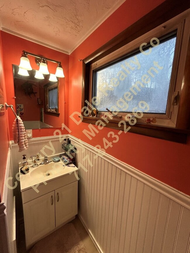 Building Photo - Large 3 Bedroom, 2 Bath Pet friendly home with off street parking and a 600sqft detached garage