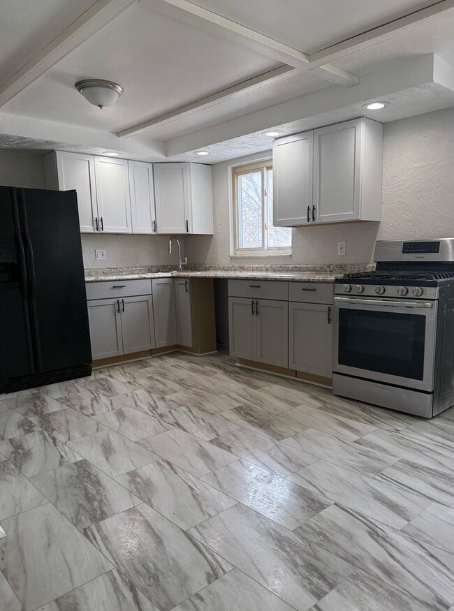 Building Photo - Gorgeous 4BD/2BA Newly Remodeled Home