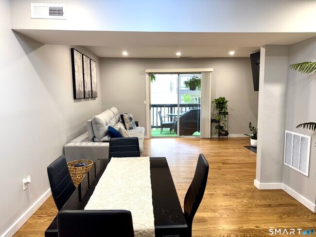 Building Photo - 25 Padanaram Rd