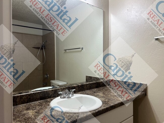 Building Photo - Charming 3 Bedroom