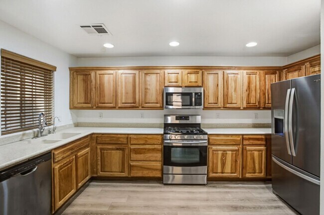 Building Photo - Beautiful 3 Bed Home With 3 Full Baths And Bed and Full Bath On 1st Floor