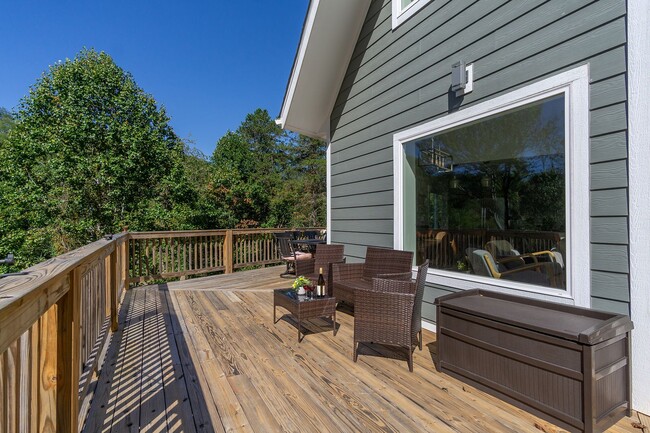 Building Photo - Candler Rental!