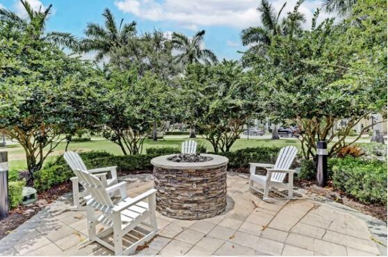 Building Photo - 1212 S Community Dr