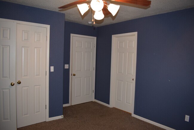 Building Photo - 3 bedroom 2 Bathroom Duplex in Hunters Ridge